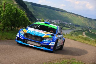 Zwickauer Rallyepilot Julius Tannert erholt sich in den Weinbergen schnell von unerwartetem Rückschlag - Die Rallye Mittelrhein hält landschaftlich tolle Perspektiven bereit – für die haben die Fahrer wie Julius Tannert aber keinen Blick übrig.