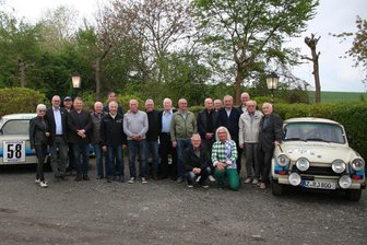 Zwickauer Rallyesportgruppe: Die mit dem Renn-Trabi einst sogar in Monte Carlo aufhorchen ließen - Vor zwei Trabant-Rallyefahrzeugen, die in eigener Initiative nachgebaut wurden, gab es ein Erinnerungsfoto.