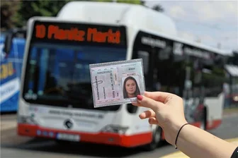 Zwickauer Ratsfraktion will den Schülerverkehr komplett kostenfrei machen - Mit dem Bildungsticket war die Erstattung der Fahrtkosten in der Stadt nicht mehr möglich. Jetzt soll eine neue Lösung für den kostenlosen Weg zur Schule gesucht werden.