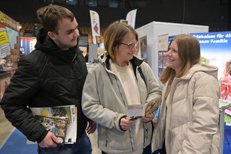 Zwickauer Reisemesse: Wohin verreisen die Besucher in diesem Jahr? - Frederik Hengst (20) aus Zwickau, seine Freundin Maja Schöler (18) und deren Mutter Kathrin (55) aus Werdau schauten sich auf der Reisemesse um, obwohl sie ihren Urlaub schon gebucht haben.