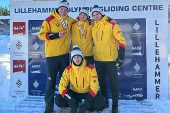 Zwickauer Rennrodler beendet Juniorenzeit mit dem WM-Titel - Pascal Kunze (links) vom ESV Lok Zwickau gehörte mit Doppelpartner Max Trippner (hinten Mitte) zum erfolgreichen deutschen Team bei der Junioren-WM, das im Mannschaftswettbewerb Gold holte. Sein Vereinskamerad Liron Raimer (vorn) und der Oberwiesenthaler Hans Fritzsch (rechts) freuten sich mit dem Duo.