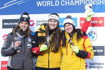 Zwickauer Rennrodlerin bringt von WM-Premiere eine Medaille mit - Rennrodlerin Melina Fischer (rechts) konnte am Sonntag bei der Weltmeisterschaft in Altenberg strahlen. In der U-23-Wertung wurde sie hinter Merle Fräbel (Mitte) und der Italienerin Verena Hofer (links) Dritte, insgesamt stand bei den Frauen Platz 12 für die Zwickauerin zu Buche.
