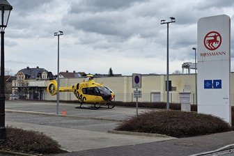 Zwickauer Rettungshubschrauber landet mitten in Rochlitz - Am Sonntagnachmittag landete der Rettungshubschrauber auf dem Parkplatz an der Gärtnerstraße in Rochlitz.