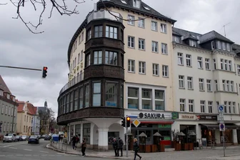 Zwickauer Ringkaffee: Schnitzerei auf seltsame Weise verschwunden - Man muss ganz genau hinsehen, um den Fehler zu finden: Oben am Erker fehlt das Holzfries. Schon seit 2004 gilt es als spurlos verschwunden.