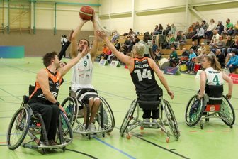Zwickauer Rollstuhl-Basketballer holen sich im Spitzenspiel die Tabellenführung zurück - Mit 19 Punkten avancierte Max Chagger - hier im Heimspiel vor einer Woche gegen Hannover - in Frankfurt zum zweitbesten Werfer der Zwickauer Rollstuhl-Basketballer.
