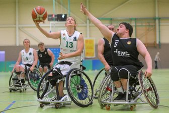 Zwickauer Rollstuhlbasketballer fegen Tübingen aus der Halle - Spielertrainerin Marianne Buso (am Ball) hatte ihr Team sehr gut auf das Duell mit dem RSKV Tübingen eingestellt.