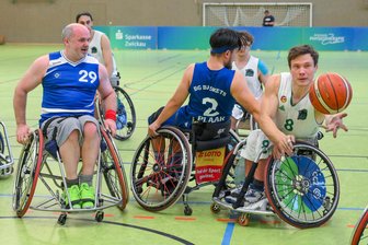 Zwickauer Rollstuhlbasketballer geben sich zum Playoff-Auftakt keine Blöße - Teemu Partanen (recht) und seine Teamkollegen von RB Zwickau taten sich am Samstag zwar phasenweise schwer, gewannen am Ende aber klar gegen Hamburg.