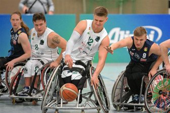Zwickauer Rollstuhlbasketballer hadern mit den Strafzeiten - Marek Wesolowski (Zweiter von rechts) und seine Teamkollegen kämpften gegen den BBC Münsterland verbissen um jeden Ball. Am Ende aber unterlagen die Zwickauer den Gästen.