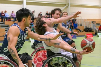 Zwickauer Rollstuhlbasketballer kassieren deutliche Heimpleite - Die Zwickauer um Hayden Siebuhr (am Ball) hatten mit der Chancenverwertung Probleme.