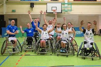 Zwickauer Rollstuhlbasketballer schaffen mit dem ersten Heimsieg den Klassenerhalt - Die Erleichterung ist ihnen anzusehen: Mit dem Sieg am vergangenen Samstag ist den Zwickauer Rollstuhlbasketballern der Klassenerhalt sicher.