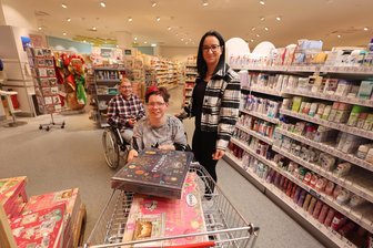 Zwickauer Rollstuhlfahrerin Nadine Richter geht shoppen: Ein Spezialeinkaufswagen macht das möglich - Lukas und Nadine Richter haben mit Betreuerin Susann Preugschat einen Spezialeinkaufswagen getestet, in den sogar zwei große Adventskalender passen.