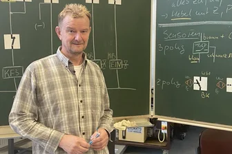 Zwickauer Sachsenring-Urgestein geht nach über 40 Jahren als Ausbilder in Ruhestand: „Zeiten sind unruhiger geworden“ - Schreibt immer noch gern in althergebrachter Weise auf Tafeln: Kai-Uwe Geisler, Ausbilder im AZZ Zwickau in der Audistraße.