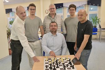 Zwickauer Schachclub trotzt Orakel und freut sich auf Premierensaison in der Sachsenliga - Sind guter Dinge für die neue Saison: Die Zwickauer Schachspieler Markus Bindig, Niclas Schwalbe, Frank Birkner, Lucas Frischmann, Lutz Faber (stehend von links) und Stefan Tunkel (vorn Mitte).