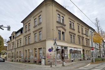 Zwickauer Schandfleck am Eingang zur Innenstadt bleibt sich selbst überlassen - Das Haus an der Äußeren Schneeberger Straße ist herrenlos und verfällt immer mehr.