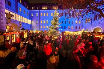 Zwickauer Schlossweihnacht: 45.000 Besucher kommen trotz widriger Witterungsverhältnisse - Volle Hütte zur Schlossweihnacht auf dem Gelände von Schloss Osterstein in Zwickau.