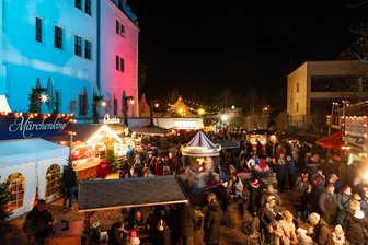 Zwickauer Schlossweihnacht: Ein Fest der Begegnungen und regionalen Genüsse - Nicht nur der Innenhof, auch der Schlossgraben wurde in weihnachtliche Atmosphäre gehüllt.