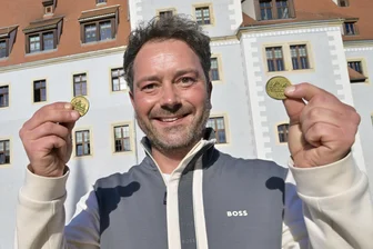 Zwickauer Schlossweihnacht startet am Freitag: Was die Besucher an den Adventswochenenden erwartet - Eric Seifert von Krauß Event zeigt den Zink-Weihnachtstaler, der zum Eintritt berechtigt.