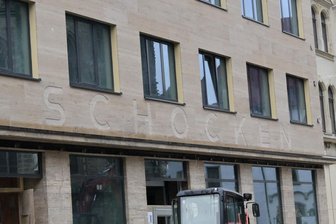 Zwickauer Schocken-Baustelle: In einem Monat eröffnen Hotel und Supermarkt - Der Schriftzug „Schocken“ über dem Eingang Marienstrasse erinnert an die Kaufhausgründer.