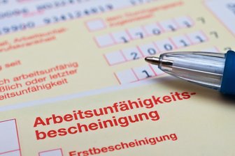 Zwickauer schreibt sich 14-mal selbst krank: 40.000 Euro Schaden - Der Mann gab zu, dass er die Krankenscheine gefälscht hatte.