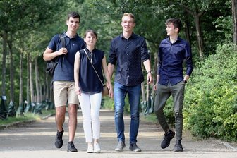 Zwickauer Schüler blicken zurück: Abschluss in Zeiten von Corona - Der Zwickauer Johannes Schwarzer, die Schönfelserin Lucie Edel, der Neumarker Janus Schaarschmidt und der Zwickauer Marius Reinhold (v. l.) haben ihr Abitur mit Bravour bestanden. Nun trennen sich ihre Wege. 