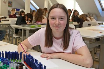 Zwickauer Schülerin überrascht mit kreativer Olympia-Idee – und gewinnt den 1. Preis - Marta Werner hat die Olympischen Ringe mit selbst entwickelten Piktogrammen versehen.