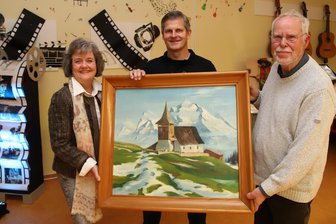 Zwickauer Schule bekommt seltenes Gert-Fröbe-Bild geschenkt - Schulleiter Jörg Hempel freut sich mit Beate Fröbe und Eckehart Baumann über die Schenkung.