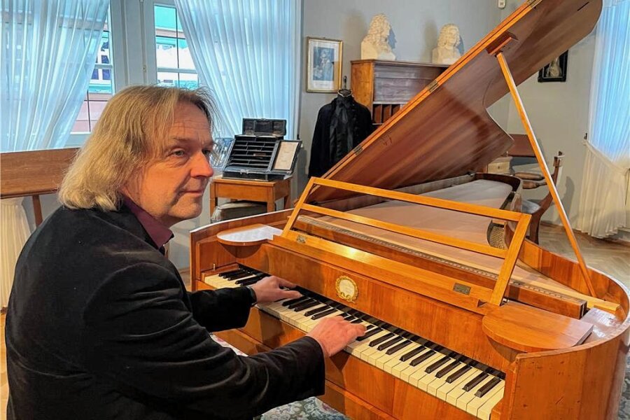 Zwickauer Schumann-Experte Thomas Synofzik sieht sich von künstlicher Intelligenz nicht bedroht - ist aber etwas beeindruckt - Thomas Synofzik, Leiter der Robert-Schumann-Hauses in Zwickau, an einem historischen Instrument. Im Gegensatz zu einer künstlichen Intelligenz kann er darauf spielen. 
