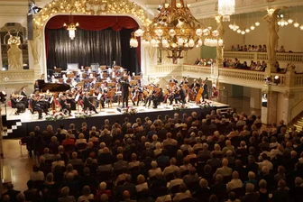 Zwickauer Schumann-Fest startet mit Premiere: Erstmals steht beim Eröffnungskonzert eine Frau am Pult - Traditioneller Auftakt des Schumann-Fests: Eröffnungskonzert in der „Neuen Welt“.