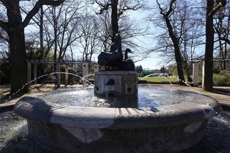 Zwickauer Schwanenbrunnen sprudelt wieder - Die Brunnensaison hat begonnen: Nach Reparaturarbeiten ist auch der Schwanenbrunnen wieder in Betrieb.