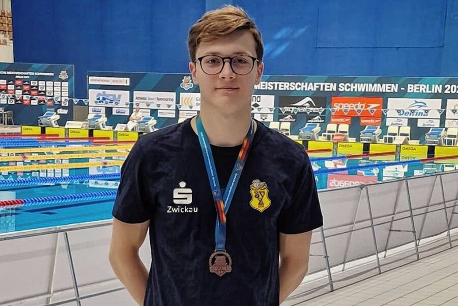 Zwickauer Schwimmer feiert ersten großen Erfolg im Becken - Ein besonderer Moment: Jeremy Kunz mit seiner ersten Medaille bei den Deutschen Meisterschaften im Beckenschwimmen. 
