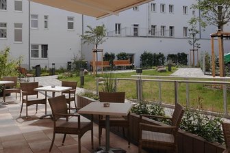 Zwickauer Seniorenheim zieht um: Aus der Idylle mitten in die Stadt - Einzelzimmer, Partnerzimmer, ein Platz in der Sonne oder etwas Schatten im begrünten Hof: Hier hat man die Wahl.