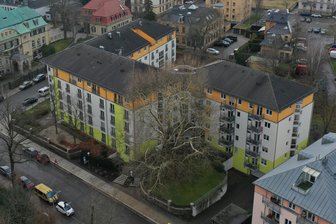 Zwickauer Seniorenzentrum „Am Schwanenteich“: Neuer Betreiber soll Pflegeeinrichtung fortführen - Das Seniorenzentrum „Am Schwanenteich“. Im Gebäudeteil rechts befindet sich das betreute Wohnen, links das bisherige Pflegeheim. Nach Abschluss der Modernisierung soll es von einem neuen Betreiber weitergeführt werden.