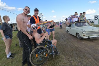 Zwickauer Simson-Treffen geht zu Ende: Welches Fazit zieht die Polizei? - Mit Wasserspritzpistolen gegen den vollbeladenen Trabant: Besucher des Zwickauer Simson-Treffens.