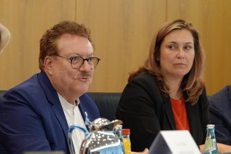 Zwickauer Sparkasse hat 100 Millionen Euro verloren - Sparkassen-Vorstandschef Andreas Fohrmann und Zwickaus Oberbürgermeisterin Constance Arndt geben die aktuellen Zahlen bekannt.
