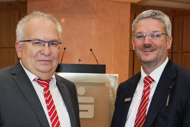 Zwickauer Sparkassen-Chef beurlaubt: Wie die Bank 47 Millionen Euro verzocken konnte - Bisher verantwortlich: Co-Vorstand Josef Salzhuber (links) ist schon im Ruhestand, Vorstandschef Felix Angermann ist jetzt beurlaubt. 