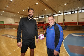 Zwickauer Sportvereine am Limit: Mitglieder-Aufnahmestopp wegen fehlender Hallenzeiten - Norman Rentsch (l.), Geschäftsführer und Trainer des Handball-Bundesligisten BSV Sachsen Zwickau, tauscht sich in der Sporthalle Neuplanitz mit Jens Juraschka, Präsident des Kreissportbundes, aus.