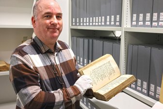 Zwickauer Stadtarchiv bewahrt einen Schatz aus dem Nachlass von Hans Sachs - Stadtarchivleiter Benny Dressel zeigt einen der Hans-Sachs-Bände.