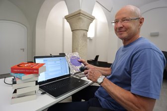 Zwickauer Stadtbibliothek schließt eine Woche lang - Frank Körner von der Stadtbibliothek Zwickau scannt Bücher.