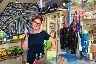 Zwickauer Stadtfest bei Schmuddelwetter: Wo Besucher schnell Regenschutz finden - Diana Heinrich zeigt im Spielwarenladen Baumhaus in Zwickau Kinder-Regenschirme mit Reflektoren.