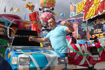 Zwickauer Stadtfest findet nur noch alle zwei Jahre statt: Schausteller wollen Lücke füllen - Marco Walz vom Zwickauer Schaustellerverband auf dem Frühlingsvolksfest 2023. Die Auflage 2025 beginnt in zwei Wochen.