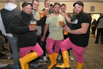 Zwickauer Stadthalle vier Abende in Folge ausverkauft: Fans von Elsterglanz sind ganz aus dem Häuschen - Marcus Paul, Marcel Oehme und Steve Paul (vorne) aus Gahlenz sind seit ihrer Jugend Elsterglanz-Fans. Sie haben sich entsprechend angezogen.