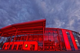 Zwickauer Stadthalle: Wenn Absagen Alltag werden - Im Juni wurde die Stadthalle rot angestrahlt, um auf die Misere der Veranstaltungsbranche aufmerksam zu machen.