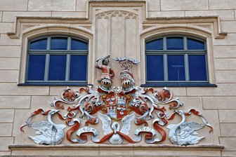 Zwickauer Stadtpatron und Stadtwappen brauchen erneut eine Frischekur - An Zwickaus Wappen am Rathaus bleicht die Farbe aus. Der Schutzpatron Mauritius hat viel von seiner Farbe verloren, und die Schwäne sind nicht mehr weiß.