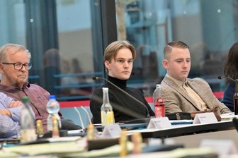 Zwickauer Stadträte nehmen AfD-Fraktion unter Beschuss: „Wir sind komplett verarscht worden“ - Der Fall Julian Bader (Mitte) war der Anlass einer scharfen Debatte im Rat. Der AfD-Stadtrat selbst schwieg dazu.