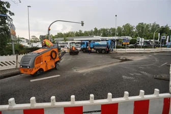 Zwickauer Stadtrat schiebt zusätzliche Millionenbeträge in Straßenbau: Mehr als ein Tropfen auf dem heißen Stein? - Seit Montag ist die Breithauptstraße an der Einmündung zur Planitzer Straße gesperrt. Der Verkehr wird mit einer Ampel an der Planitzer Straße geregelt. Wer in die Breithauptstraße abbiegen will muss eine Umleitung in Kauf nehmen.