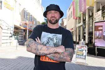 Zwickauer Star-Tätowierer Randy Engelhard auf Betrüger hereingefallen? 280.000 Euro futsch - Star-Tätowierer Randy Engelhard ist zurzeit auf Hochzeitsreise in der Karibik. Das Archivbild zeigt ihn in der Zwickauer Innenstadt.