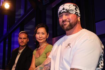 Zwickauer Star-Tätowierer Randy Engelhard plaudert im MDR-Riverboat über Reaktion seiner Mutter aufs erste Tattoo: „Hast du noch alle Latten am Zaun?“ - Randy Engelhard (vorne) hier als Juror bei der Zwickauer Fashion-Night.