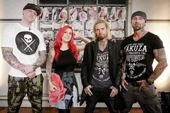 Zwickauer Star-Tätowierer Randy Engelhard sticht wieder auf Sixx zu - Randy Engelhard, Nancy Mietzi, Mick Mark und Bertram "Berti" Krause (v.l.n.r) sind wieder quer durch die Republik unterwegs. Ihre Mission: die schlimmsten Albtraum-Tätowierungen Deutschlands mit professionellen Cover-ups in echte Kunstwerke zu verwandeln.