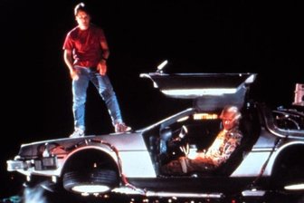 Zwickauer Start-up auf Weg in die Zukunft - Szene aus "Zurück in die Zukunft": Michael J. Fox steht auf dem schwebenden DeLorean, der von Christopher Lloyd gesteuert wird. 