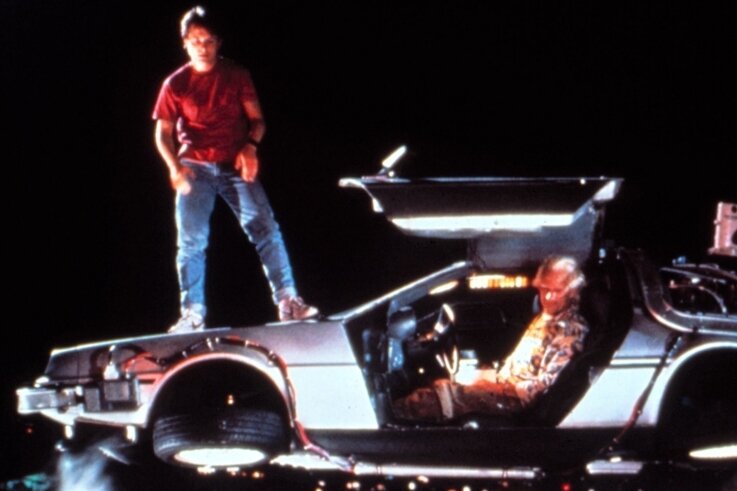 Zwickauer Start-up auf Weg in die Zukunft - Szene aus "Zurück in die Zukunft": Michael J. Fox steht auf dem schwebenden DeLorean, der von Christopher Lloyd gesteuert wird. 